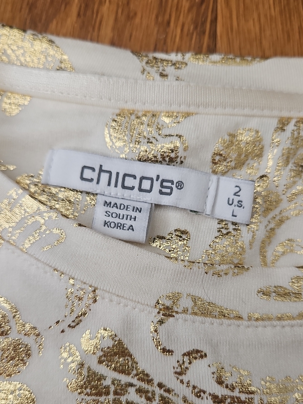 Chico’s Size 2 Touch of Cool Gold Metallic Foil Long Sleeve Top L - Picture 3 of 7